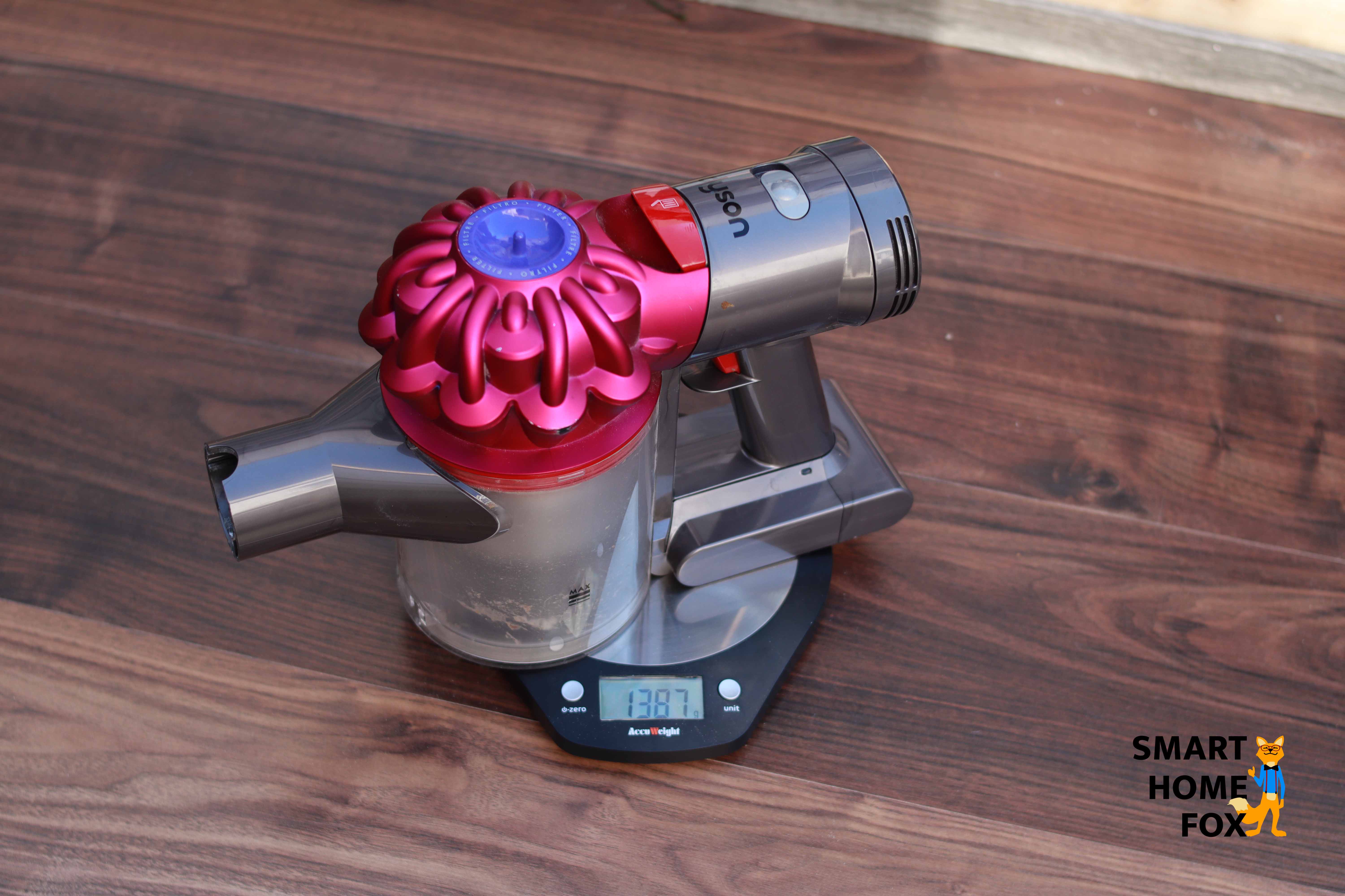 Der Dyson V7 auf der Waage